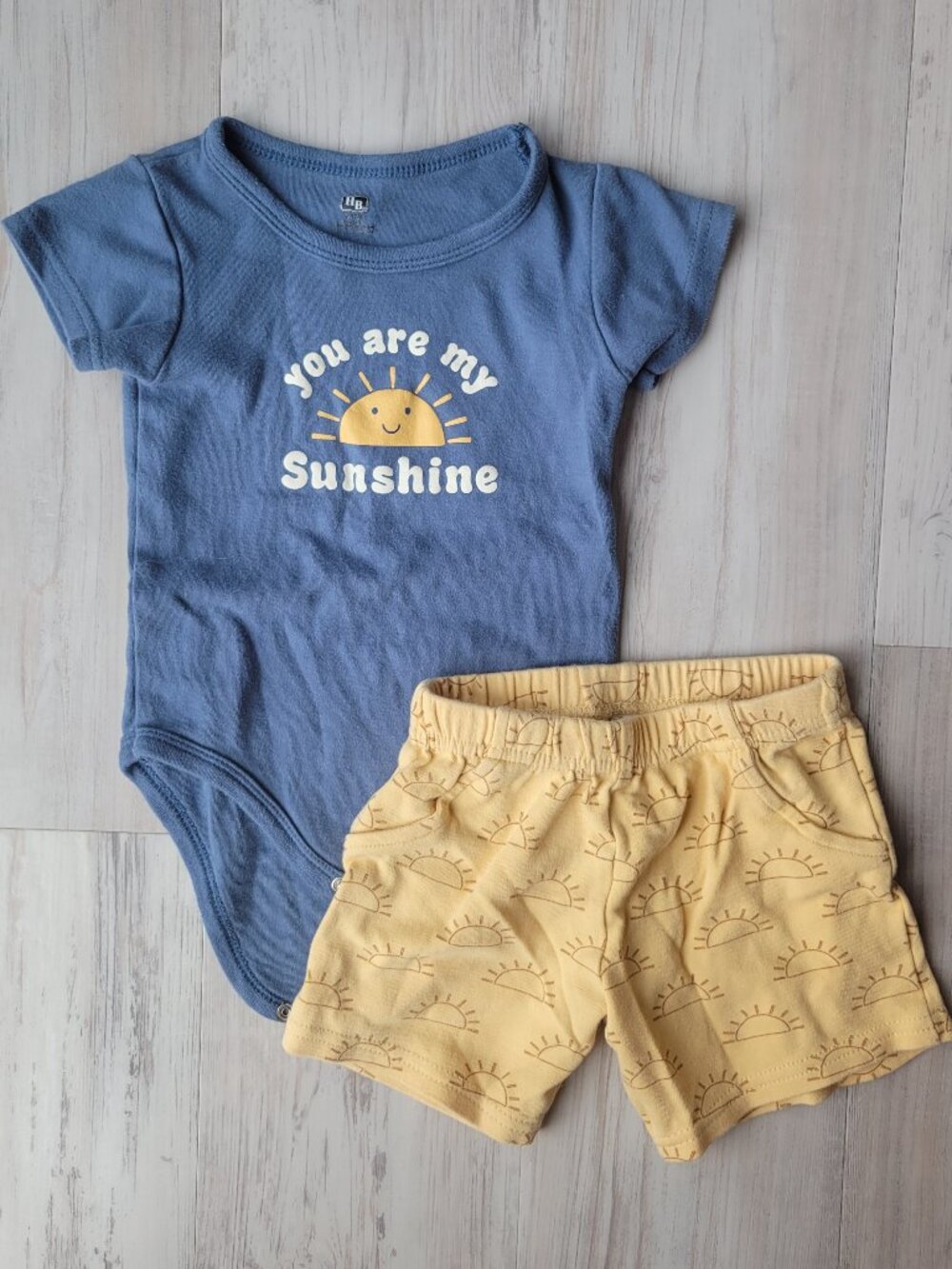 Hudson Baby 2 piece onesie shorts sunshine set 9-12 months